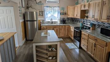 Coffee/tea maker, fridge, microwave, oven