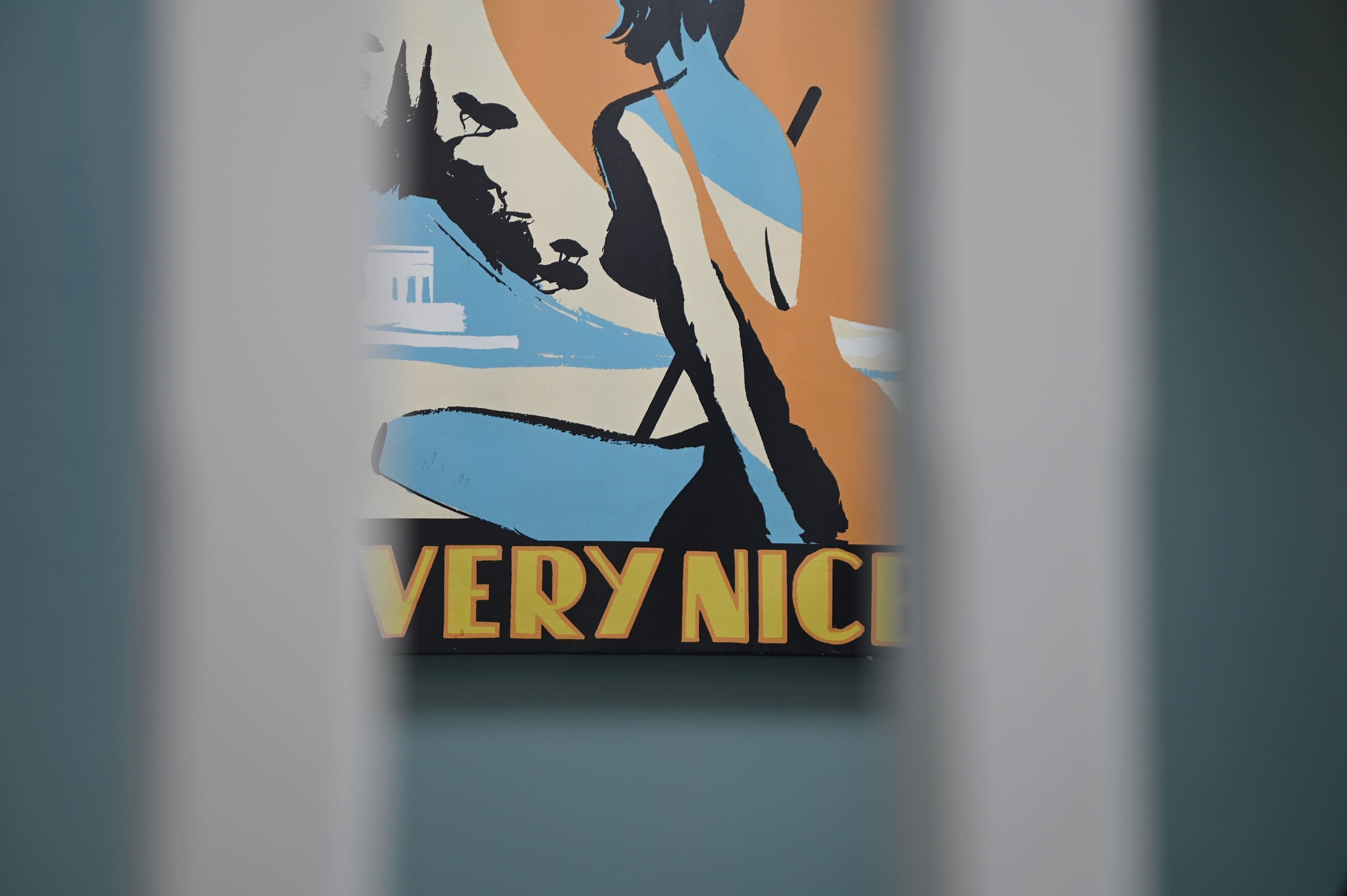 En plakat med en silhuet af en person, der holder et surfbræt, og teksten 'VERY NICE'.
