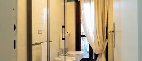 Secadora de cabello, bidet, toallas, jabón