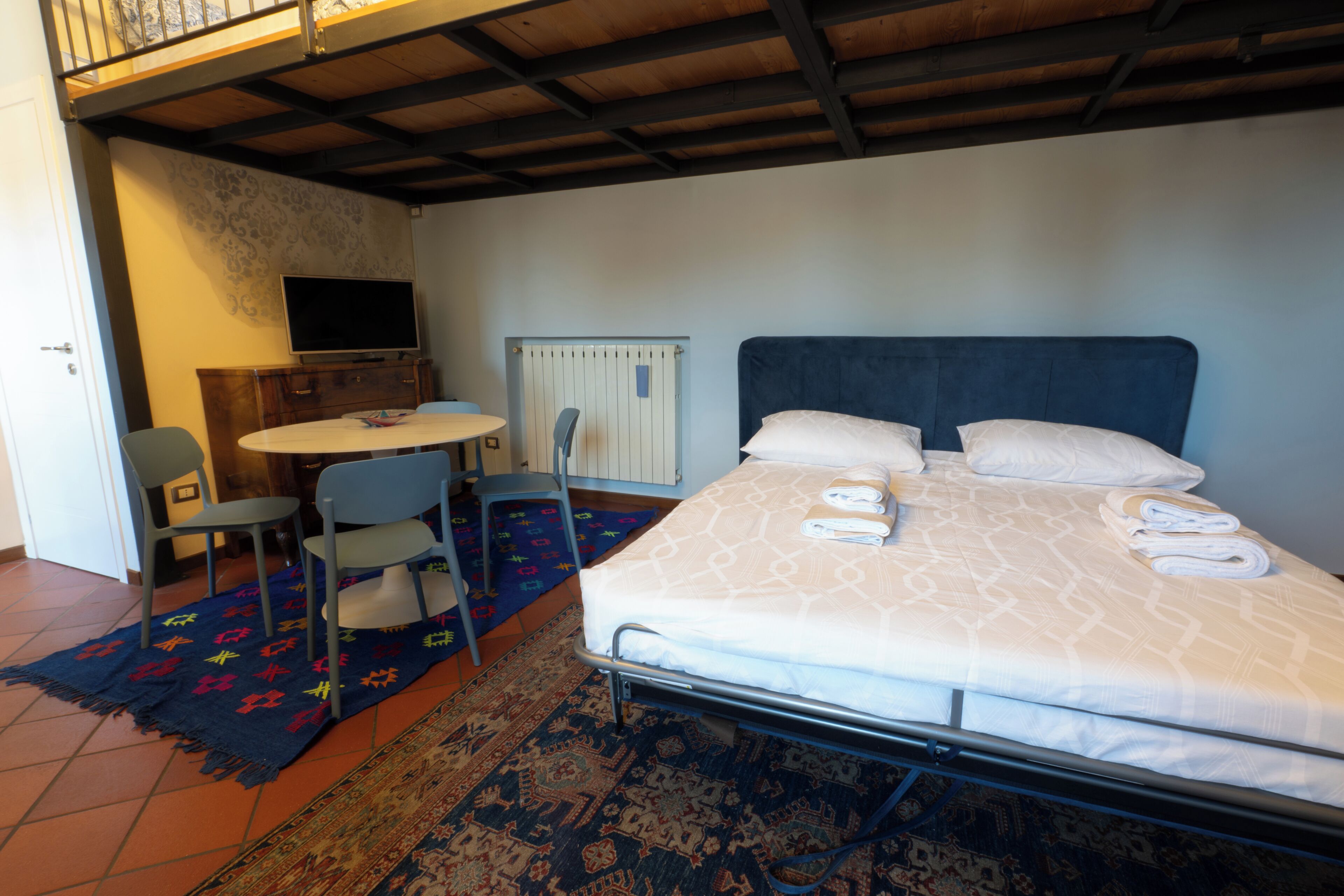 1 bedroom, bed sheets