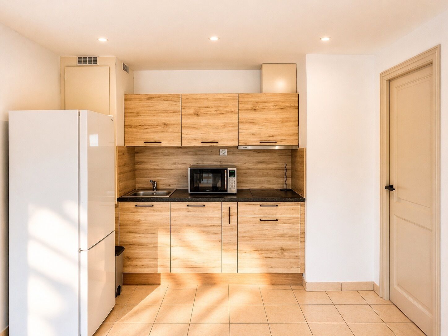 Refrigerador, microondas, placa de cocina, cafetera/tetera