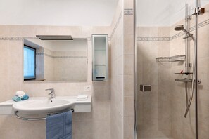 Dusche, Haartrockner, Handtücher