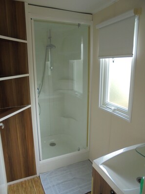 Shower, towels, soap, toilet paper - Mobile home in a wooded campsite 40 minutes from Futuroscope and 1 hour from Beauval zoo (Trogues)