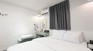 Chambre Standard double, 1 trĂšs grand lit, vue sur la ville | Bureau, espace de travail pour ordinateurs portables