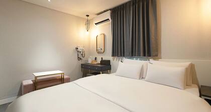 Artichoke hotel