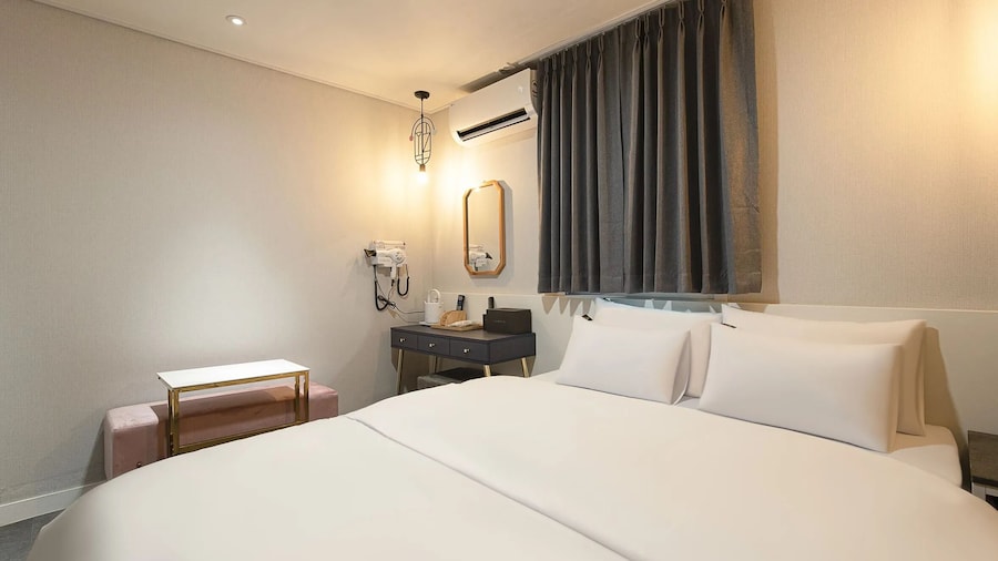 Artichoke hotel