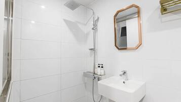 Standard Double Room, 1 King Bed, City View | Bathroom | Hair dryer, towels, shampoo, toilet paper