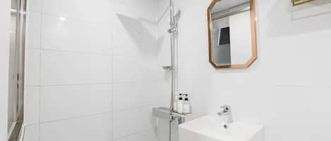 Secador de pelo, toallas, shampoo, papel higiénico