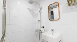 Standard Double Room, 1 King Bed, City View | Bathroom - Artichoke hotel (Incheon)