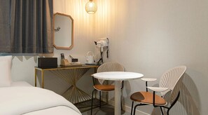 Chambre Standard double, 1 trĂšs grand lit, vue sur la ville | Bureau, espace de travail pour ordinateurs portables