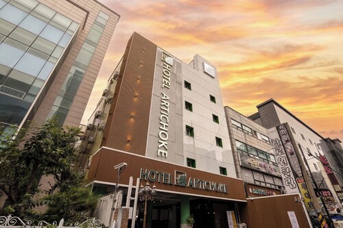 Artichoke hotel