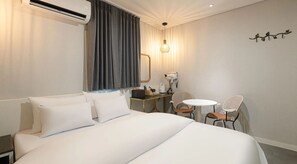 Desk, laptop workspace, free WiFi - Artichoke hotel (Incheon)