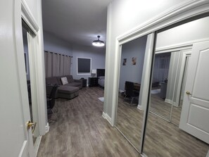 Interior - Sunset Suite on the Water with Private Access (Whitchurch-Stouffville)