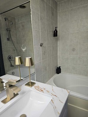 Secadora de cabello, jabón, papel de baño 
