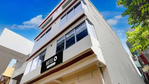 Um hotel com uma placa indicando 'HOTEL & Company Service'.
