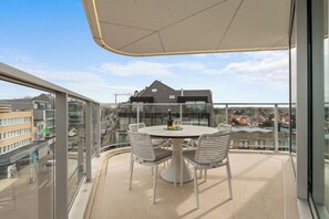 Outdoor dining - 2 bedroom accommodation in Sint Idesbald (Sint Idesbald)