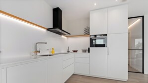 Cafetera y tetera, refrigerador, microondas y horno 