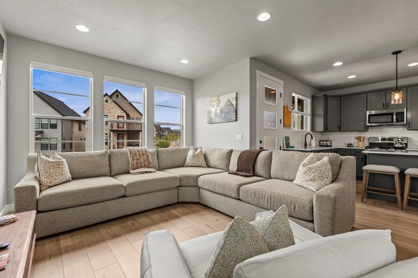 Coyote Ridge 1914: Main living room with large, comfortable sectional
