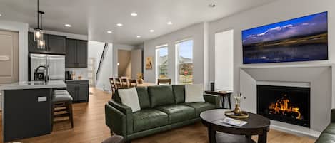 Smart TV, fireplace