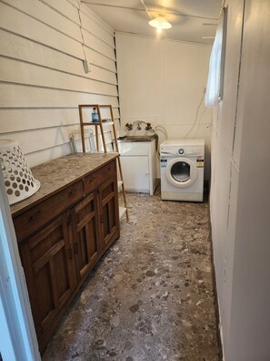 Interior - Charming 3-bedroom house situated in the Perth Hills (Stoneville)