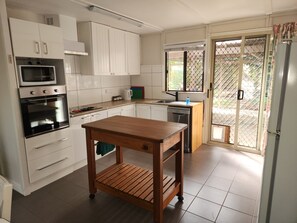 Private kitchen - Charming 3-bedroom house situated in the Perth Hills (Stoneville)