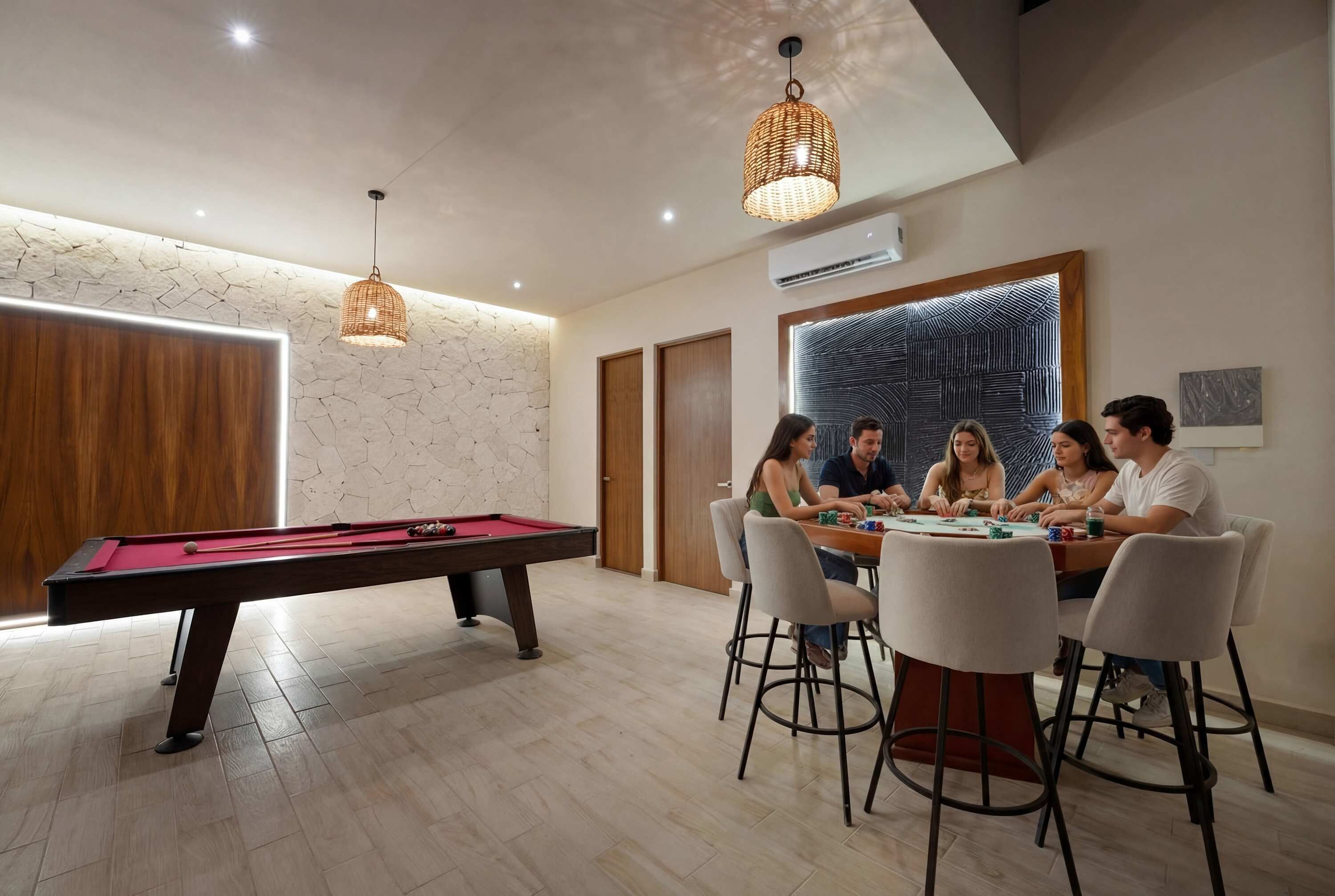 Un tavolo da biliardo con quattro persone che giocano, un tavolo da pranzo con sei sedie, e un interno moderno con una parete in pietra e luci a sospensione.