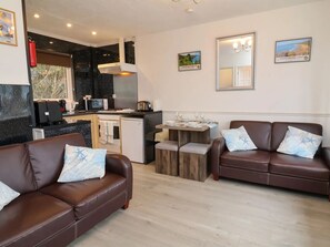 Living area - Watermouth Lodge: Coastal escape on Devons dramatic cliff seaside haven (Berrynarbor)