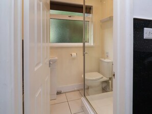 Bathroom - Watermouth Lodge: Coastal escape on Devons dramatic cliff seaside haven (Berrynarbor)