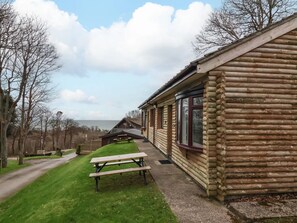 Outdoor dining - Watermouth Lodge: Coastal escape on Devons dramatic cliff seaside haven (Berrynarbor)