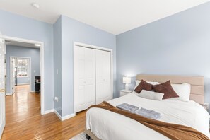 3 bedrooms, iron/ironing board, WiFi, bed sheets - Spacious 3-bedroom home - FREE Parking, Pool Table, Ping Pong near NYC! (Jersey City)