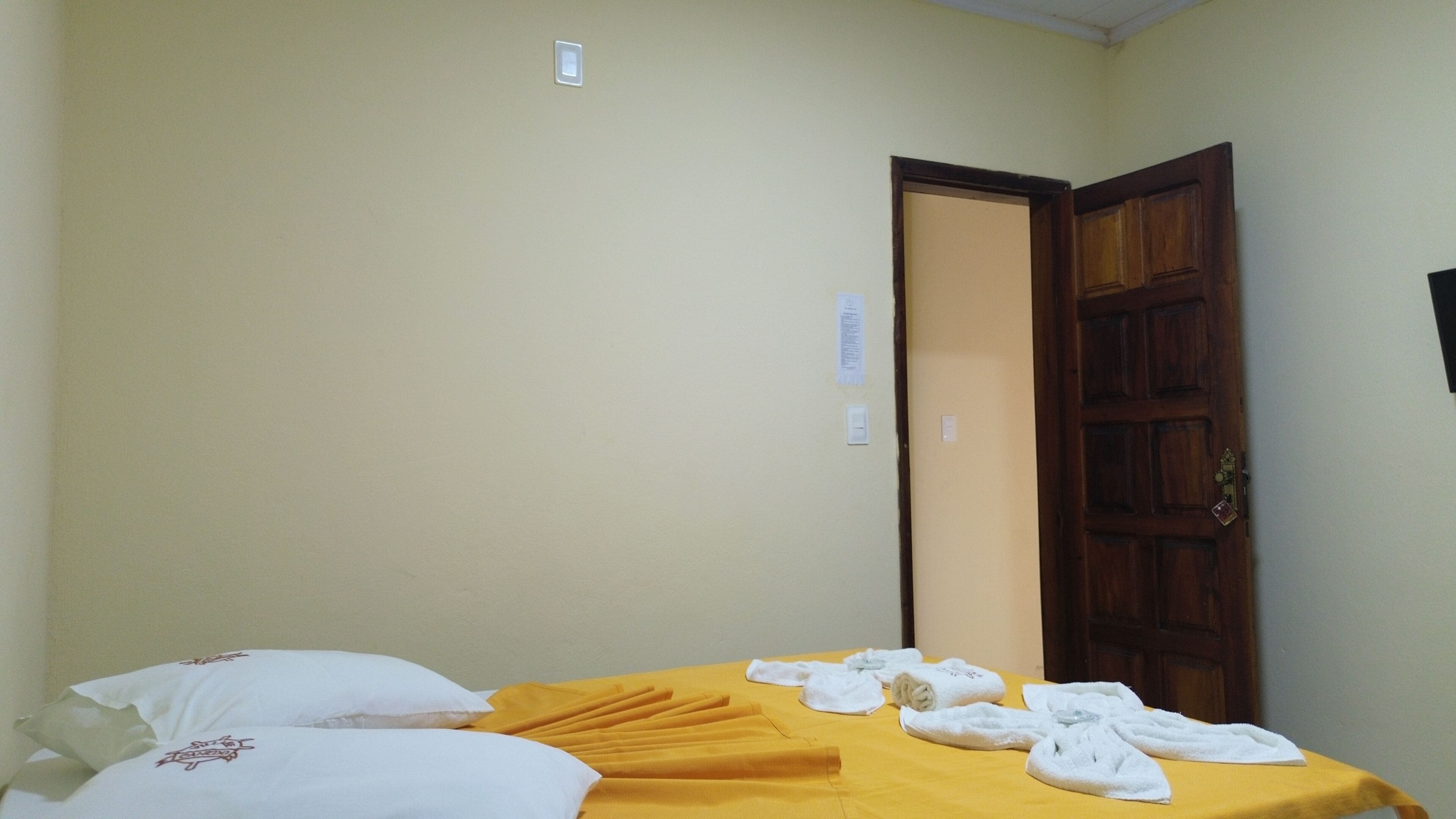 Minibar, wifi gratis y ropa de cama 
