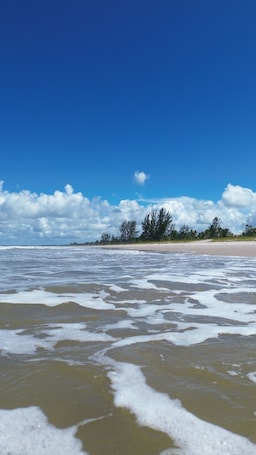 Plage, sable blanc. Village Pousada Canedo