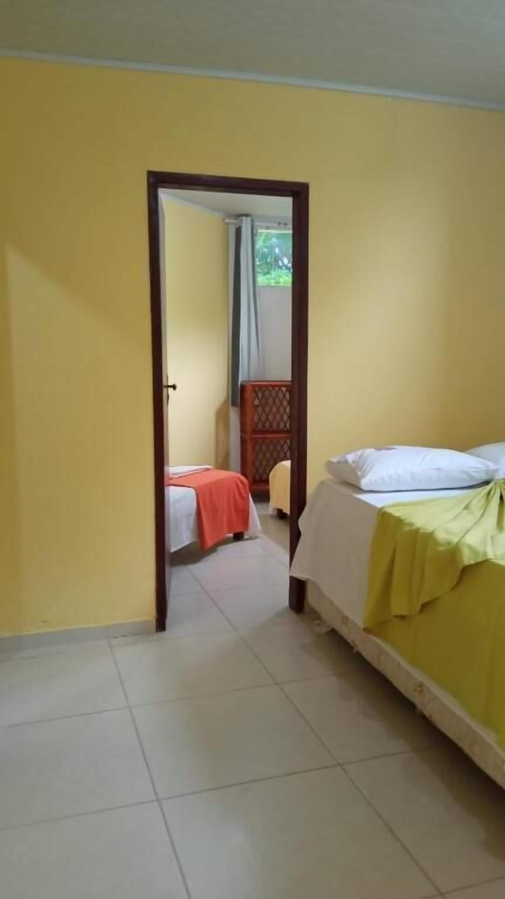 Quarto quádruplo básico | Frigobar, Wi-Fi de cortesia, roupa de cama