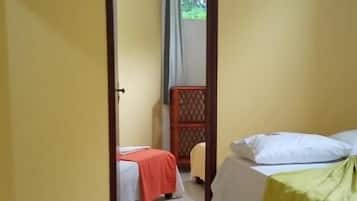 Quarto quádruplo básico | Frigobar, Wi-Fi de cortesia, roupa de cama