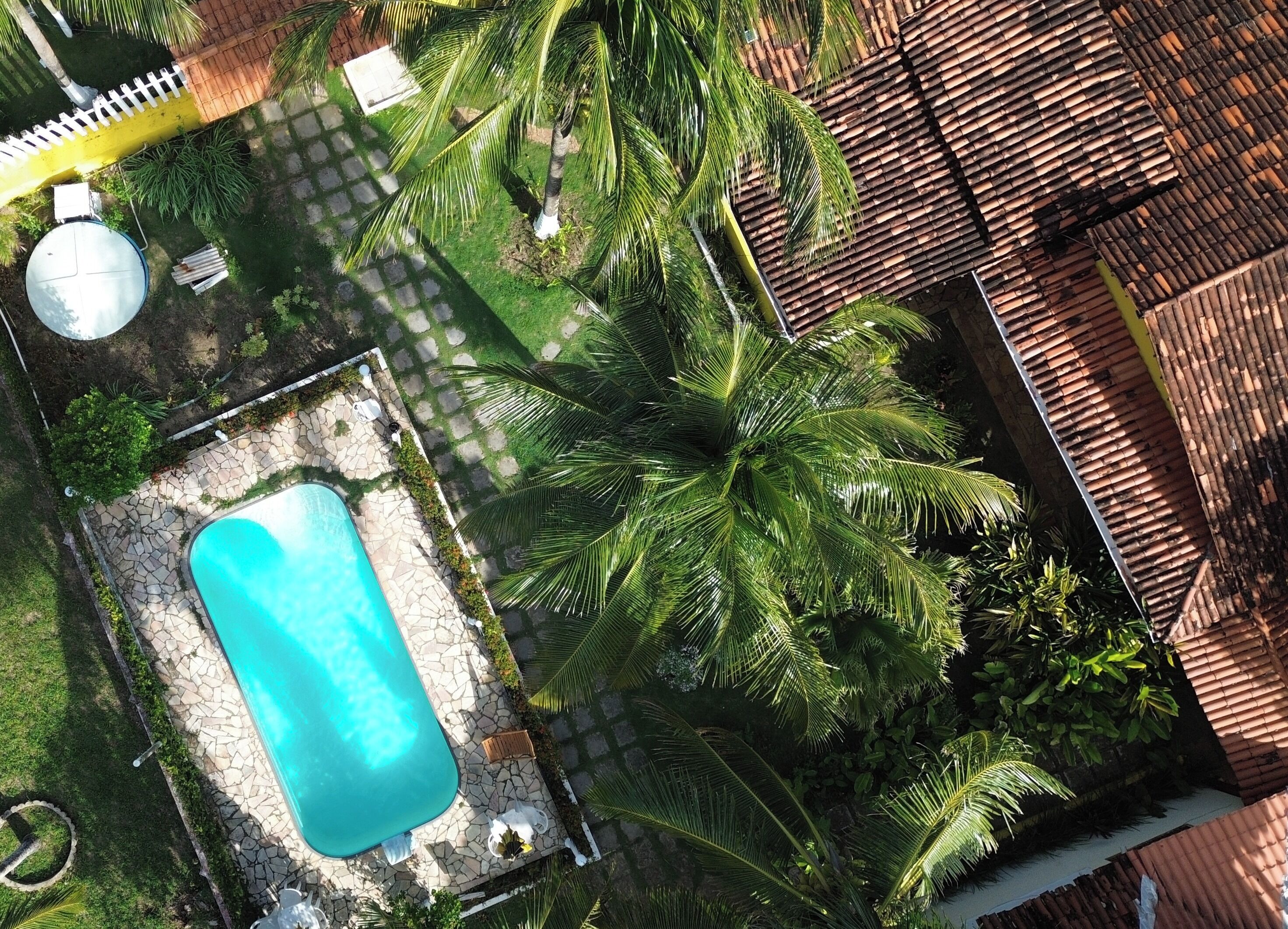 Piscina externa, funciona das 9h às 19h, guarda-sóis, espreguiçadeiras