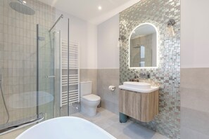 Hair dryer, towels - Stylish 3-bed townhouse in central Brighton, moments from the North Laine and station. Recently renovated to a high standard with open-plan living, private patio, and space for up to 6 guests. (Brighton)