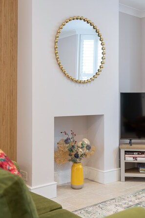 Smart TV - Stylish 3-bed townhouse in central Brighton, moments from the North Laine and station. Recently renovated to a high standard with open-plan living, private patio, and space for up to 6 guests. (Brighton)