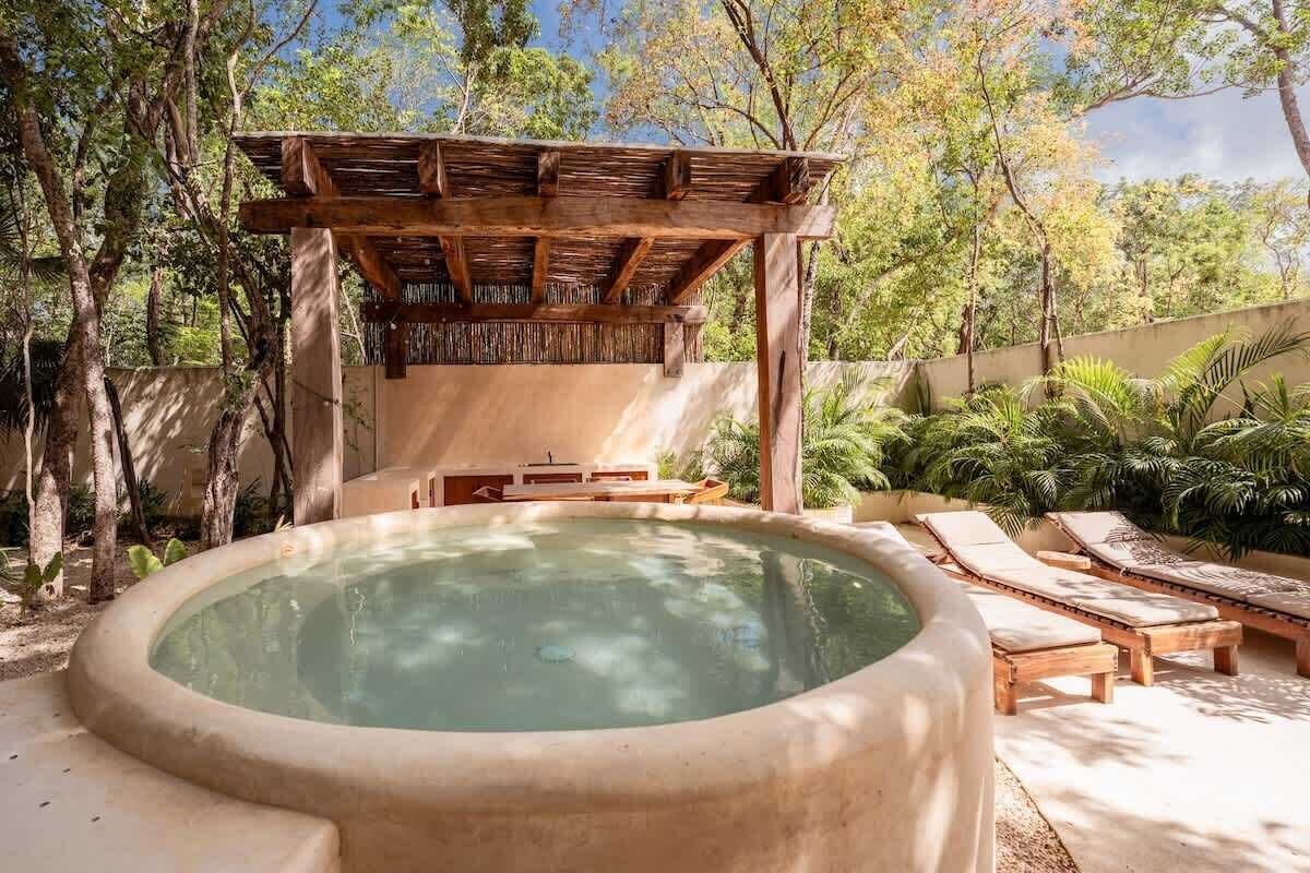 Outdoor spa tub