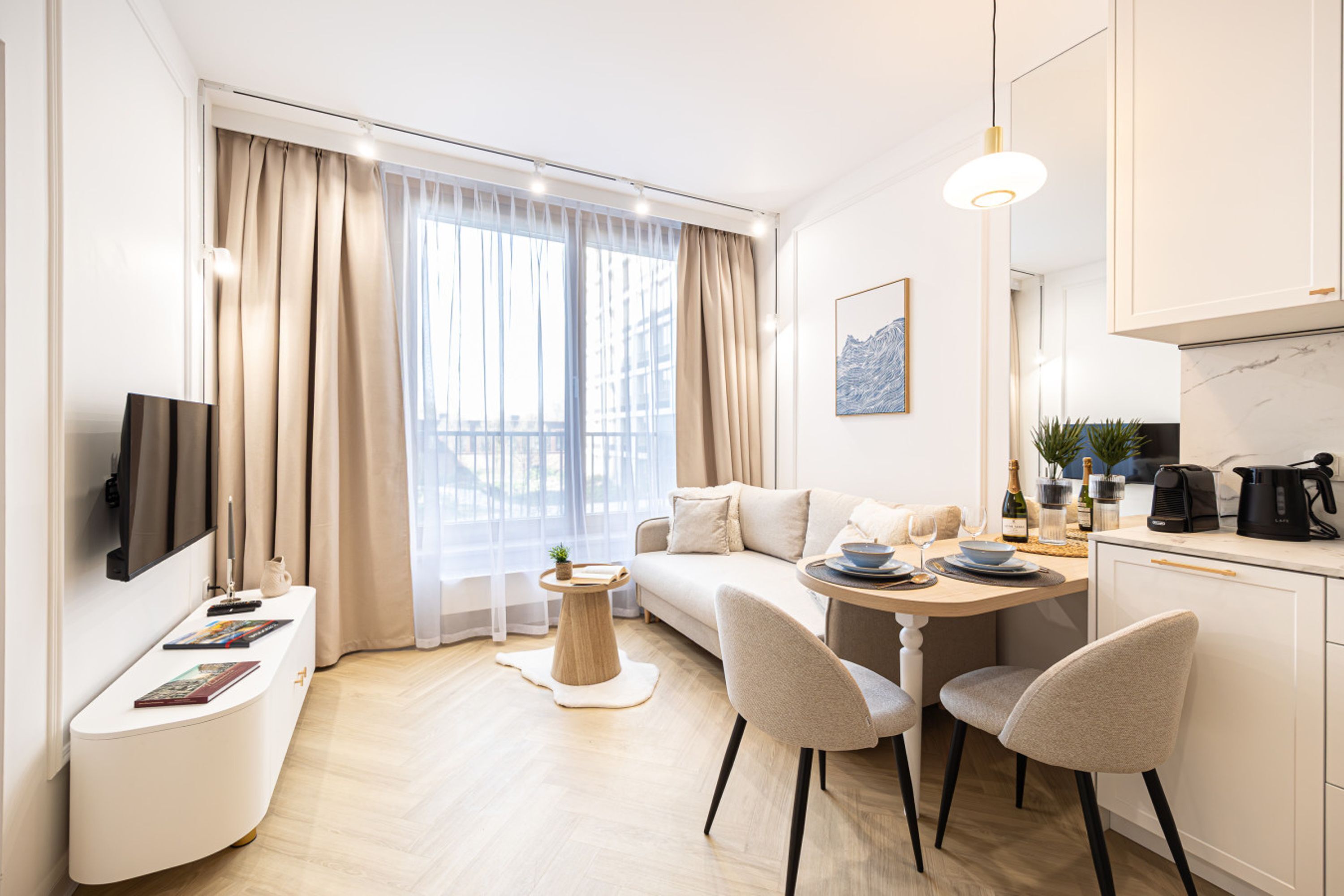 Un apartamento moderno con sala de estar, comedor y kitchenette.