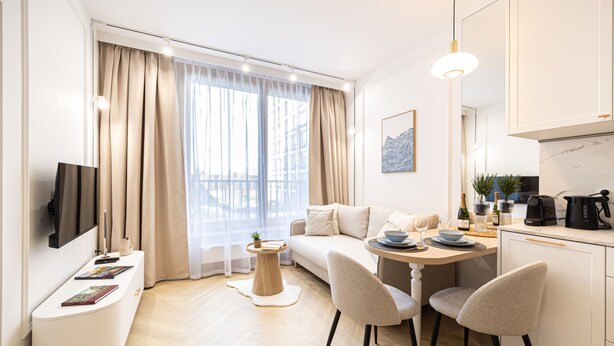 A modern apartment with a living area, dining space, and kitchenette. - Esencia Design Komfort w Sercu Nowego Portu (gmina Parzęczew)