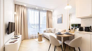 Un apartamento moderno con sala de estar, comedor y kitchenette.