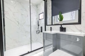 Shower - Hame By The Sea, Super Apartment (Largs)