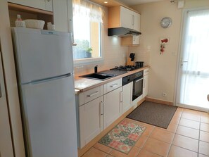 Private kitchen - Plouneour-trez Holiday Home With Seaview (Plounéour-Brignogan-Plages)