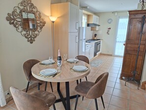 House | Dining - Plouneour-trez Holiday Home With Seaview (Plounéour-Brignogan-Plages)