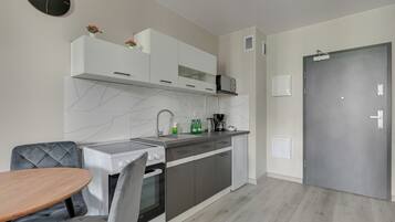 Apartemen Comfort | Dapur kecil pribadi | Oven, perlengkapan kebersihan, dan tisu
