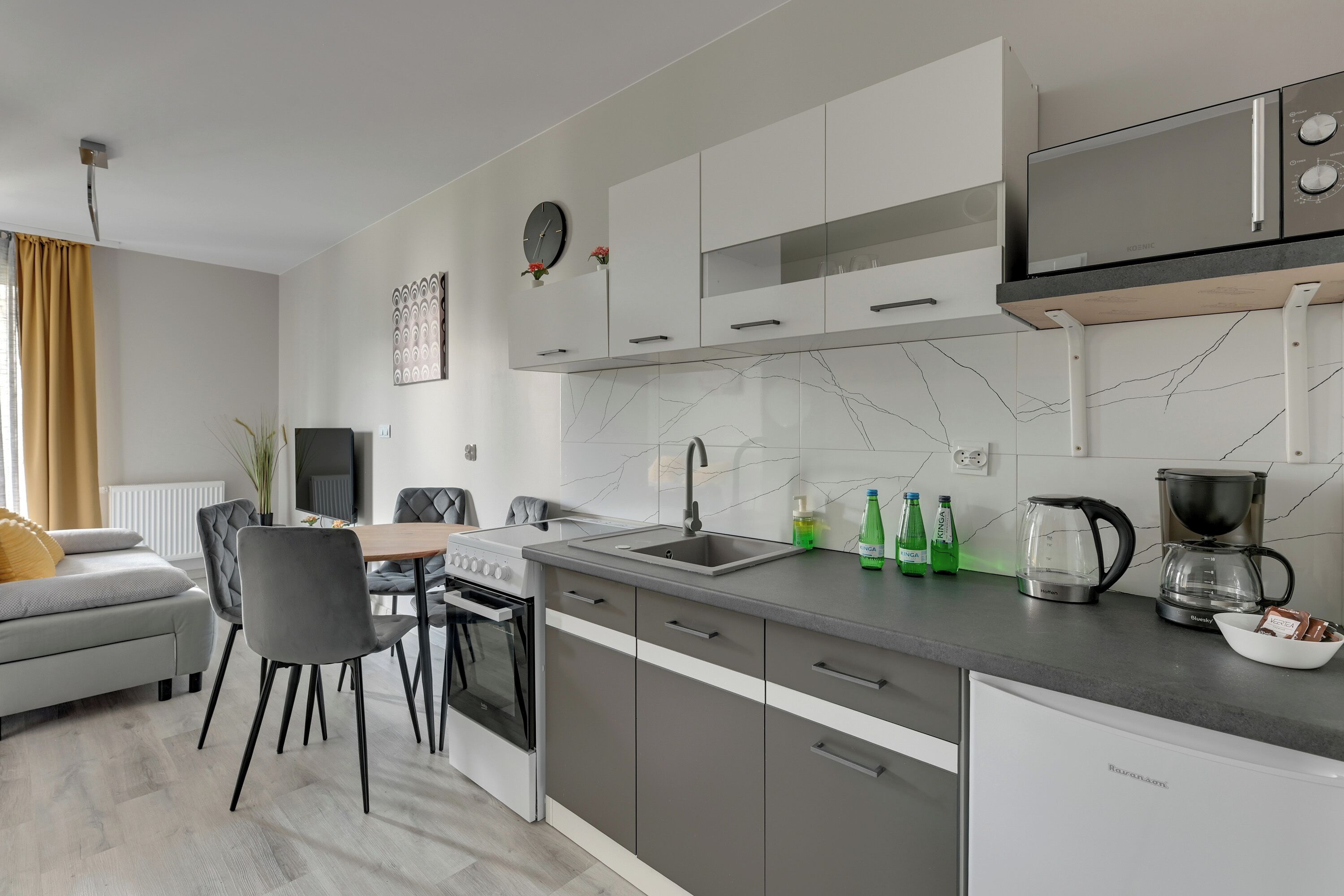 Apartamento Confort | Cocina básica privada | Horno, artículos de limpieza y papel de cocina