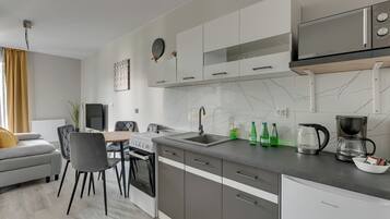 Comfort Apartment | Private kitchenette | Oven, cleaning supplies, paper towels