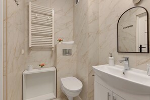 Comfort Apartment | Bathroom - Mostek 246 - Grey by Grand Apartments (Gdańsk)