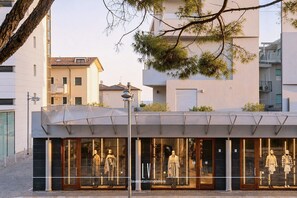 Exterior - 3-room apartment in Piazza Brescia, 50m to sea. (Lido di Iesolo)