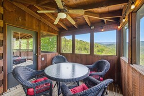 Outdoor dining - 3BR, Amazing Views, Hot Tub. (Gatlinburg)